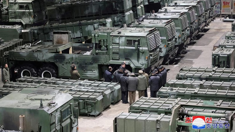 Pemimpin Korea Utara Kim Jong Un mengunjungi pabrik senjata milik Korea untuk mengecek secara langsung produksi peralatan militernya. (via REUTERS/KCNA)