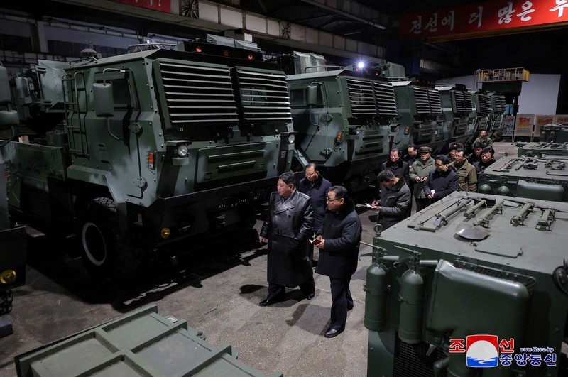 Pemimpin Korea Utara Kim Jong Un mengunjungi pabrik senjata milik Korea untuk mengecek secara langsung produksi peralatan militernya. (via REUTERS/KCNA)