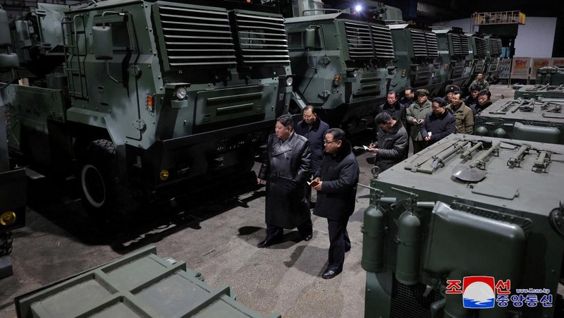 Pemimpin Korea Utara Kim Jong Un mengunjungi pabrik senjata milik Korea untuk mengecek secara langsung produksi peralatan militernya. (via REUTERS/KCNA)