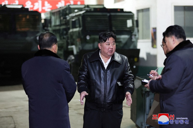 Pemimpin Korea Utara Kim Jong Un mengunjungi pabrik senjata milik Korea untuk mengecek secara langsung produksi peralatan militernya. (via REUTERS/KCNA) Pemimpin Korea Utara Kim Jong Un mengunjungi pabrik senjata milik Korea untuk mengecek secara langsung produksi peralatan militernya. (via REUTERS/KCNA)