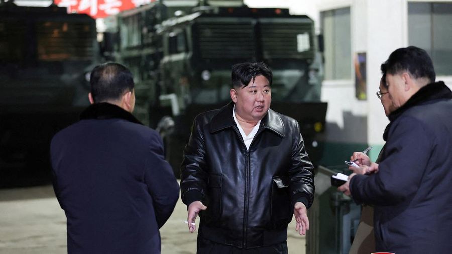 Pemimpin Korea Utara Kim Jong Un mengunjungi pabrik senjata milik Korea untuk mengecek secara langsung produksi peralatan militernya. (via REUTERS/KCNA)