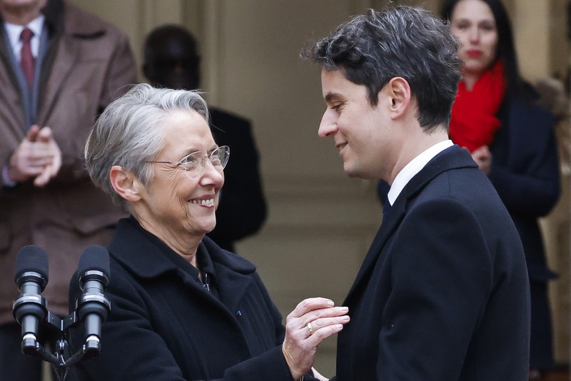 Gabriel Attal tiba untuk upacara serah terima, Selasa, 9 Januari 2024 di Paris. Gabriel Attal dinobatkan sebagai perdana menteri termuda di Prancis, ketika Presiden Emmanuel Macron mencari awal baru untuk sisa masa jabatannya di tengah meningkatnya tekanan politik dari kelompok sayap kanan. Gabriel Attal tiba untuk upacara serah terima, Selasa, 9 Januari 2024 di Paris. Gabriel Attal dinobatkan sebagai perdana menteri termuda di Prancis, ketika Presiden Emmanuel Macron mencari awal baru untuk sisa masa jabatannya di tengah meningkatnya tekanan politik dari kelompok sayap kanan. (Ludovic Marin, Pool via AP)