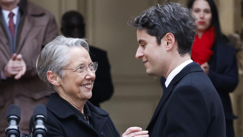 Gabriel Attal tiba untuk upacara serah terima, Selasa, 9 Januari 2024 di Paris. Gabriel Attal dinobatkan sebagai perdana menteri termuda di Prancis, ketika Presiden Emmanuel Macron mencari awal baru untuk sisa masa jabatannya di tengah meningkatnya tekanan politik dari kelompok sayap kanan. (Ludovic Marin, Pool via AP)