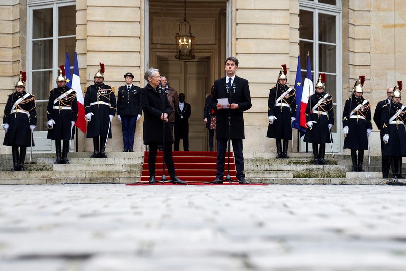 Gabriel Attal tiba untuk upacara serah terima, Selasa, 9 Januari 2024 di Paris. Gabriel Attal dinobatkan sebagai perdana menteri termuda di Prancis, ketika Presiden Emmanuel Macron mencari awal baru untuk sisa masa jabatannya di tengah meningkatnya tekanan politik dari kelompok sayap kanan. Gabriel Attal tiba untuk upacara serah terima, Selasa, 9 Januari 2024 di Paris. Gabriel Attal dinobatkan sebagai perdana menteri termuda di Prancis, ketika Presiden Emmanuel Macron mencari awal baru untuk sisa masa jabatannya di tengah meningkatnya tekanan politik dari kelompok sayap kanan. (Ludovic Marin, Pool via AP)