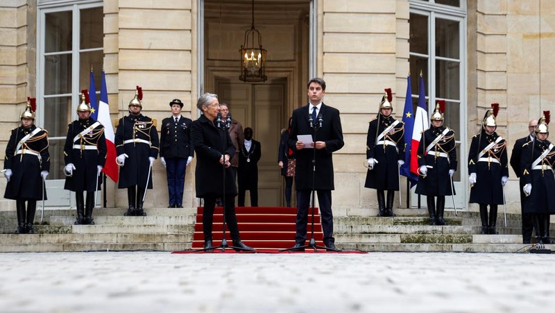 Gabriel Attal tiba untuk upacara serah terima, Selasa, 9 Januari 2024 di Paris. Gabriel Attal dinobatkan sebagai perdana menteri termuda di Prancis, ketika Presiden Emmanuel Macron mencari awal baru untuk sisa masa jabatannya di tengah meningkatnya tekanan politik dari kelompok sayap kanan. (Ludovic Marin, Pool via AP)