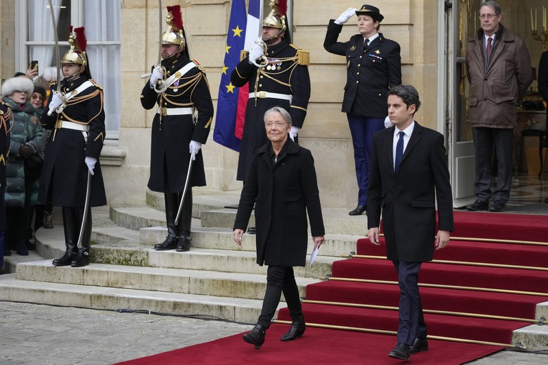 Gabriel Attal tiba untuk upacara serah terima, Selasa, 9 Januari 2024 di Paris. Gabriel Attal dinobatkan sebagai perdana menteri termuda di Prancis, ketika Presiden Emmanuel Macron mencari awal baru untuk sisa masa jabatannya di tengah meningkatnya tekanan politik dari kelompok sayap kanan. Gabriel Attal tiba untuk upacara serah terima, Selasa, 9 Januari 2024 di Paris. Gabriel Attal dinobatkan sebagai perdana menteri termuda di Prancis, ketika Presiden Emmanuel Macron mencari awal baru untuk sisa masa jabatannya di tengah meningkatnya tekanan politik dari kelompok sayap kanan. (Ludovic Marin, Pool via AP)