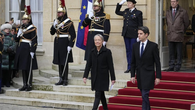 Gabriel Attal tiba untuk upacara serah terima, Selasa, 9 Januari 2024 di Paris. Gabriel Attal dinobatkan sebagai perdana menteri termuda di Prancis, ketika Presiden Emmanuel Macron mencari awal baru untuk sisa masa jabatannya di tengah meningkatnya tekanan politik dari kelompok sayap kanan. (Ludovic Marin, Pool via AP)