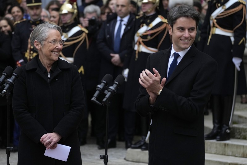 Gabriel Attal tiba untuk upacara serah terima, Selasa, 9 Januari 2024 di Paris. Gabriel Attal dinobatkan sebagai perdana menteri termuda di Prancis, ketika Presiden Emmanuel Macron mencari awal baru untuk sisa masa jabatannya di tengah meningkatnya tekanan politik dari kelompok sayap kanan. Gabriel Attal tiba untuk upacara serah terima, Selasa, 9 Januari 2024 di Paris. Gabriel Attal dinobatkan sebagai perdana menteri termuda di Prancis, ketika Presiden Emmanuel Macron mencari awal baru untuk sisa masa jabatannya di tengah meningkatnya tekanan politik dari kelompok sayap kanan. (Ludovic Marin, Pool via AP)