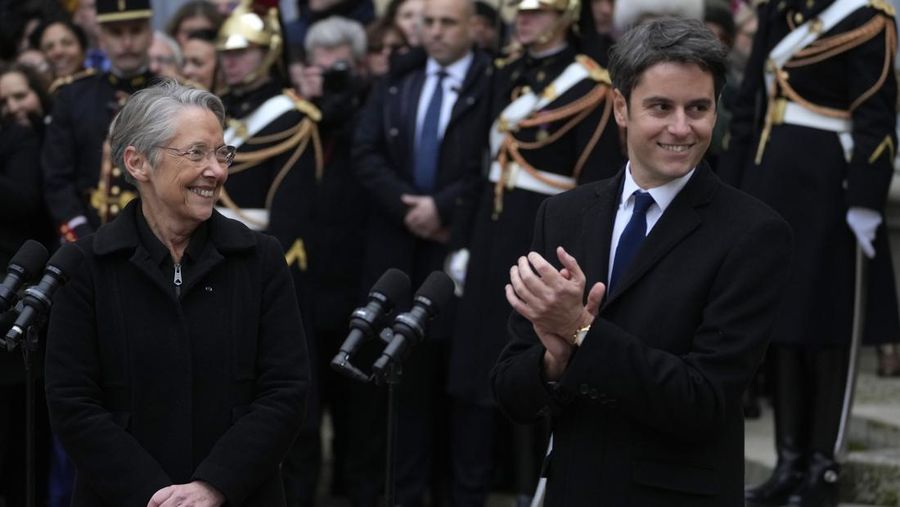 Gabriel Attal tiba untuk upacara serah terima, Selasa, 9 Januari 2024 di Paris. Gabriel Attal dinobatkan sebagai perdana menteri termuda di Prancis, ketika Presiden Emmanuel Macron mencari awal baru untuk sisa masa jabatannya di tengah meningkatnya tekanan politik dari kelompok sayap kanan. (Ludovic Marin, Pool via AP)