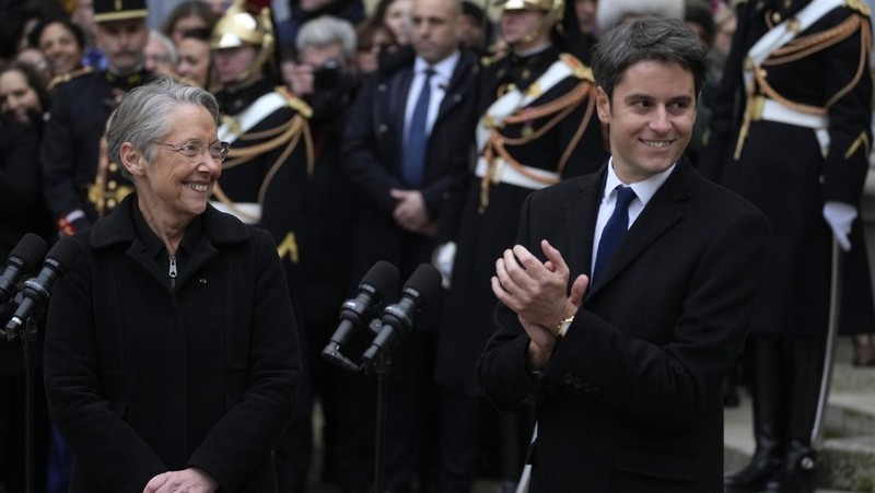 Gabriel Attal tiba untuk upacara serah terima, Selasa, 9 Januari 2024 di Paris. Gabriel Attal dinobatkan sebagai perdana menteri termuda di Prancis, ketika Presiden Emmanuel Macron mencari awal baru untuk sisa masa jabatannya di tengah meningkatnya tekanan politik dari kelompok sayap kanan. (Ludovic Marin, Pool via AP)