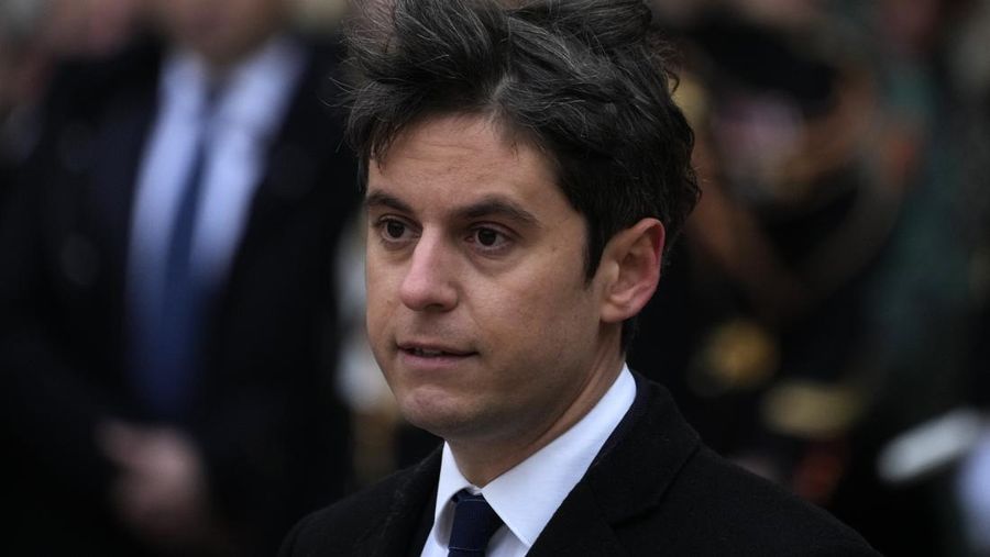 Gabriel Attal tiba untuk upacara serah terima, Selasa, 9 Januari 2024 di Paris. Gabriel Attal dinobatkan sebagai perdana menteri termuda di Prancis, ketika Presiden Emmanuel Macron mencari awal baru untuk sisa masa jabatannya di tengah meningkatnya tekanan politik dari kelompok sayap kanan. (Ludovic Marin, Pool via AP)