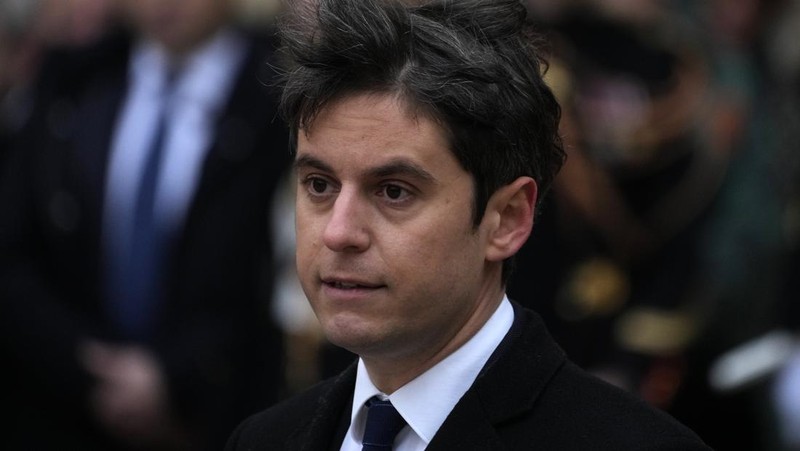 Gabriel Attal tiba untuk upacara serah terima, Selasa, 9 Januari 2024 di Paris. Gabriel Attal dinobatkan sebagai perdana menteri termuda di Prancis, ketika Presiden Emmanuel Macron mencari awal baru untuk sisa masa jabatannya di tengah meningkatnya tekanan politik dari kelompok sayap kanan. (Ludovic Marin, Pool via AP)