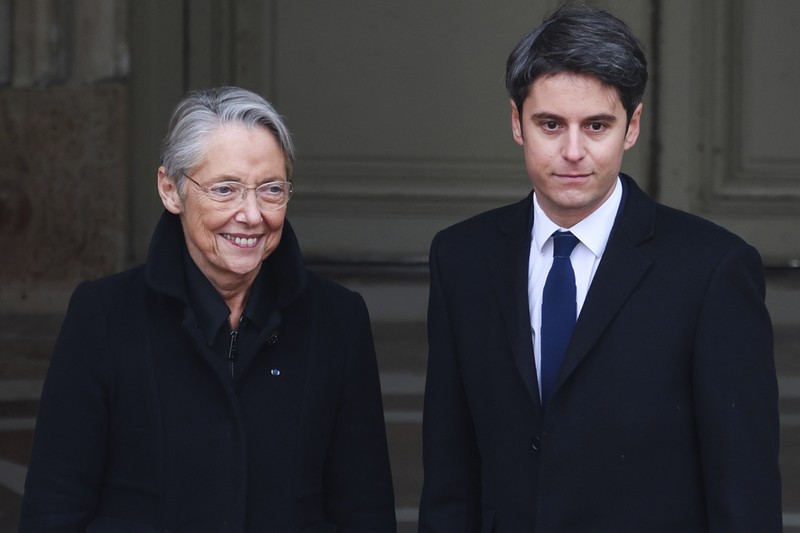 Gabriel Attal tiba untuk upacara serah terima, Selasa, 9 Januari 2024 di Paris. Gabriel Attal dinobatkan sebagai perdana menteri termuda di Prancis, ketika Presiden Emmanuel Macron mencari awal baru untuk sisa masa jabatannya di tengah meningkatnya tekanan politik dari kelompok sayap kanan. Gabriel Attal tiba untuk upacara serah terima, Selasa, 9 Januari 2024 di Paris. Gabriel Attal dinobatkan sebagai perdana menteri termuda di Prancis, ketika Presiden Emmanuel Macron mencari awal baru untuk sisa masa jabatannya di tengah meningkatnya tekanan politik dari kelompok sayap kanan. (Ludovic Marin, Pool via AP)