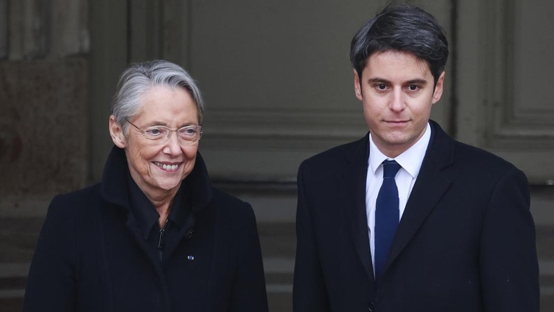 Gabriel Attal tiba untuk upacara serah terima, Selasa, 9 Januari 2024 di Paris. Gabriel Attal dinobatkan sebagai perdana menteri termuda di Prancis, ketika Presiden Emmanuel Macron mencari awal baru untuk sisa masa jabatannya di tengah meningkatnya tekanan politik dari kelompok sayap kanan. (Ludovic Marin, Pool via AP)