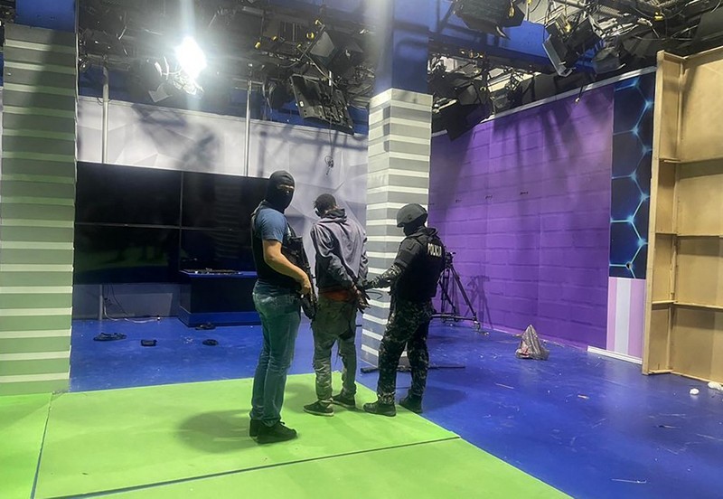 Petugas polisi menangkap salah satu pria bersenjata tak dikenal yang menyerbu ke dalam studio televisi milik negara TC saat siaran langsung, di Guayaquil, Ekuador, pada 9 Januari 2024, sehari setelah Presiden Ekuador Daniel Noboa mengumumkan keadaan darurat setelah melarikan diri dari penjara bos narco yang berbahaya. Petugas polisi menangkap salah satu pria bersenjata tak dikenal yang menyerbu ke dalam studio televisi milik negara TC saat siaran langsung, di Guayaquil, Ekuador, pada 9 Januari 2024, sehari setelah Presiden Ekuador Daniel Noboa mengumumkan keadaan darurat setelah melarikan diri dari penjara bos narco yang berbahaya. Suara tembakan terdengar di siaran langsung TV di Ekuador yang dilanda kekerasan ketika orang-orang bersenjata yang membawa senapan dan granat menyerbu studio tak lama setelah para gangster bersumpah akan melakukan