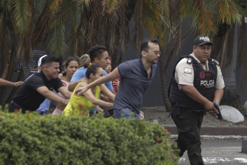 Petugas polisi menangkap salah satu pria bersenjata tak dikenal yang menyerbu ke dalam studio televisi milik negara TC saat siaran langsung, di Guayaquil, Ekuador, pada 9 Januari 2024, sehari setelah Presiden Ekuador Daniel Noboa mengumumkan keadaan darurat setelah melarikan diri dari penjara bos narco yang berbahaya. Petugas polisi menangkap salah satu pria bersenjata tak dikenal yang menyerbu ke dalam studio televisi milik negara TC saat siaran langsung, di Guayaquil, Ekuador, pada 9 Januari 2024, sehari setelah Presiden Ekuador Daniel Noboa mengumumkan keadaan darurat setelah melarikan diri dari penjara bos narco yang berbahaya. Suara tembakan terdengar di siaran langsung TV di Ekuador yang dilanda kekerasan ketika orang-orang bersenjata yang membawa senapan dan granat menyerbu studio tak lama setelah para gangster bersumpah akan melakukan