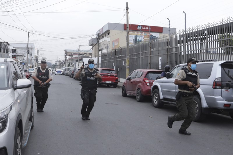 Petugas polisi menangkap salah satu pria bersenjata tak dikenal yang menyerbu ke dalam studio televisi milik negara TC saat siaran langsung, di Guayaquil, Ekuador, pada 9 Januari 2024, sehari setelah Presiden Ekuador Daniel Noboa mengumumkan keadaan darurat setelah melarikan diri dari penjara bos narco yang berbahaya. Petugas polisi menangkap salah satu pria bersenjata tak dikenal yang menyerbu ke dalam studio televisi milik negara TC saat siaran langsung, di Guayaquil, Ekuador, pada 9 Januari 2024, sehari setelah Presiden Ekuador Daniel Noboa mengumumkan keadaan darurat setelah melarikan diri dari penjara bos narco yang berbahaya. Suara tembakan terdengar di siaran langsung TV di Ekuador yang dilanda kekerasan ketika orang-orang bersenjata yang membawa senapan dan granat menyerbu studio tak lama setelah para gangster bersumpah akan melakukan