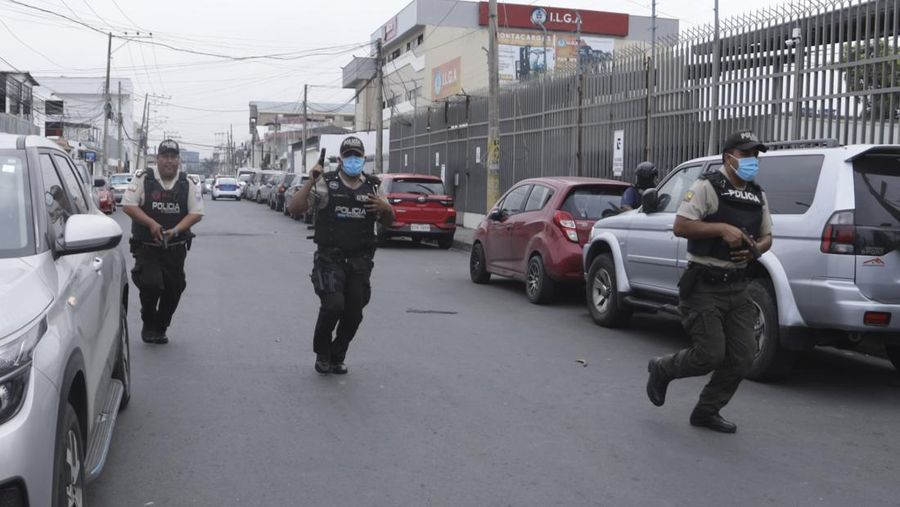 Petugas polisi menangkap salah satu pria bersenjata tak dikenal yang menyerbu ke dalam studio televisi milik negara TC saat siaran langsung, di Guayaquil, Ekuador, pada 9 Januari 2024, sehari setelah Presiden Ekuador Daniel Noboa mengumumkan keadaan darurat setelah melarikan diri dari penjara bos narco yang berbahaya. Suara tembakan terdengar di siaran langsung TV di Ekuador yang dilanda kekerasan ketika orang-orang bersenjata yang membawa senapan dan granat menyerbu studio tak lama setelah para gangster bersumpah akan melakukan 