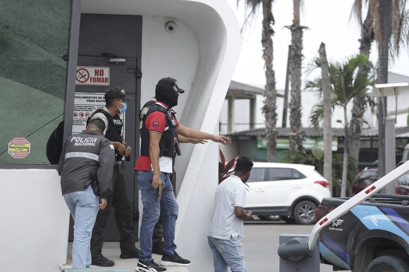 Petugas polisi menangkap salah satu pria bersenjata tak dikenal yang menyerbu ke dalam studio televisi milik negara TC saat siaran langsung, di Guayaquil, Ekuador, pada 9 Januari 2024, sehari setelah Presiden Ekuador Daniel Noboa mengumumkan keadaan darurat setelah melarikan diri dari penjara bos narco yang berbahaya. Petugas polisi menangkap salah satu pria bersenjata tak dikenal yang menyerbu ke dalam studio televisi milik negara TC saat siaran langsung, di Guayaquil, Ekuador, pada 9 Januari 2024, sehari setelah Presiden Ekuador Daniel Noboa mengumumkan keadaan darurat setelah melarikan diri dari penjara bos narco yang berbahaya. Suara tembakan terdengar di siaran langsung TV di Ekuador yang dilanda kekerasan ketika orang-orang bersenjata yang membawa senapan dan granat menyerbu studio tak lama setelah para gangster bersumpah akan melakukan
