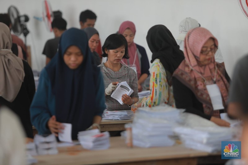 Ratusan pekerja melipat surat suara saat penyortiran dan pelipatan surat suara pemilihan presiden (Pilpres) 2024 di Gudang KPU Jakarta Timur, Kawasan Jakarta Industrial Estate Pulogadung (JIEP), Jakarta Timur, Selasa (9/1/2024). (CNBC Indonesia/Muhammad Sabki)