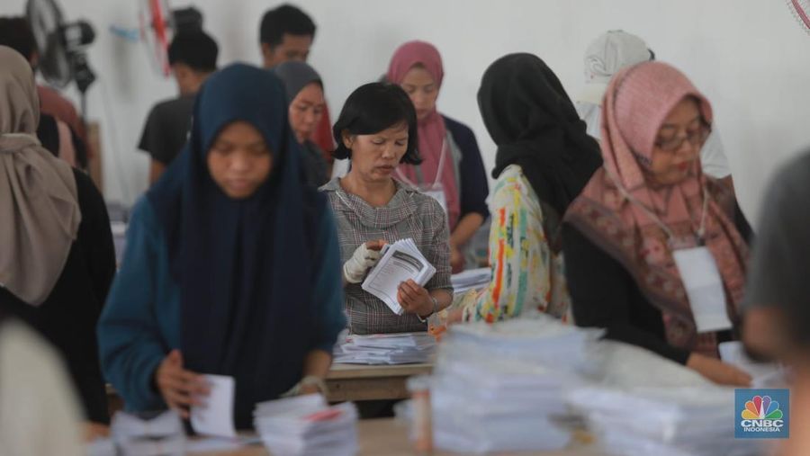 Ratusan pekerja melipat surat suara saat penyortiran dan pelipatan surat suara pemilihan presiden (Pilpres) 2024 di Gudang KPU Jakarta Timur, Kawasan Jakarta Industrial Estate Pulogadung (JIEP), Jakarta Timur, Selasa (9/1/2024). (CNBC Indonesia/Muhammad Sabki)