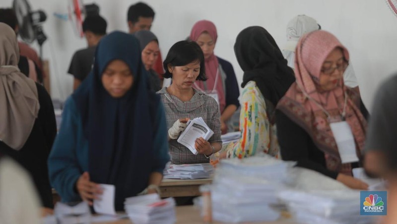 Ratusan pekerja melipat surat suara saat penyortiran dan pelipatan surat suara pemilihan presiden (Pilpres) 2024 di Gudang KPU Jakarta Timur, Kawasan Jakarta Industrial Estate Pulogadung (JIEP), Jakarta Timur, Selasa (9/1/2024). (CNBC Indonesia/Muhammad Sabki)