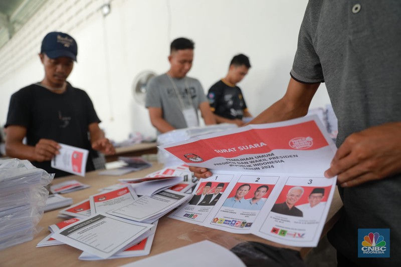 Ratusan pekerja melipat surat suara saat penyortiran dan pelipatan surat suara pemilihan presiden (Pilpres) 2024 di Gudang KPU Jakarta Timur, Kawasan Jakarta Industrial Estate Pulogadung (JIEP), Jakarta Timur, Selasa (9/1/2024). (CNBC Indonesia/Muhammad Sabki)