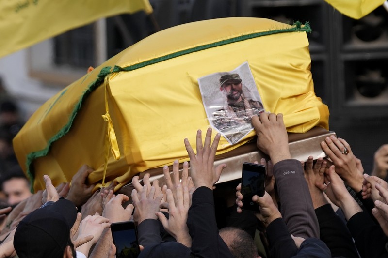 Ribuan orang disebuah desa selatan Khirbet Selm pada hari Selasa (9/1/2024) hadiri pemakaman komandan Hizbullah Wissam Al-Tawil yang tewas karena serangan pesawat tak berawak pada pasukan Israel sehari sebelumnya. (AP Photo/Hussein Malla)