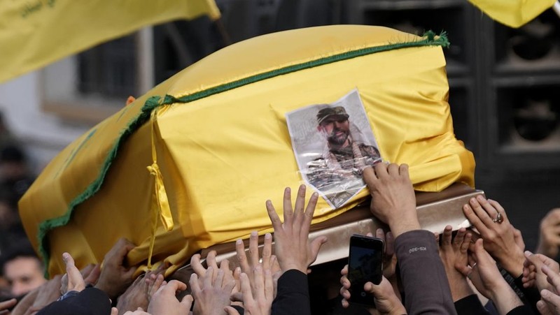 Ribuan orang disebuah desa selatan Khirbet Selm pada hari Selasa (9/1/2024) hadiri pemakaman komandan Hizbullah Wissam Al-Tawil yang tewas karena serangan pesawat tak berawak pada pasukan Israel sehari sebelumnya. (AP Photo/Hussein Malla)