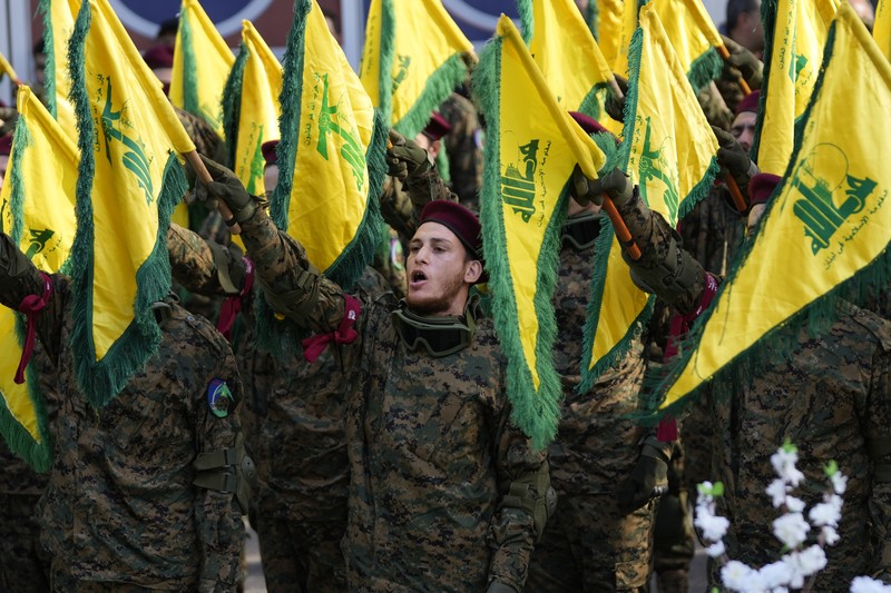 Ribuan orang disebuah desa selatan Khirbet Selm pada hari Selasa (9/1/2024) hadiri pemakaman komandan Hizbullah Wissam Al-Tawil yang tewas karena serangan pesawat tak berawak pada pasukan Israel sehari sebelumnya. (AP Photo/Hussein Malla) Ribuan orang disebuah desa selatan Khirbet Selm pada hari Selasa (9/1/2024) hadiri pemakaman komandan Hizbullah Wissam Al-Tawil yang tewas karena serangan pesawat tak berawak pada pasukan Israel sehari sebelumnya. (AP Photo/Hussein Malla)
