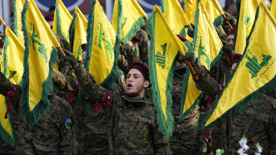 Ribuan orang disebuah desa selatan Khirbet Selm pada hari Selasa (9/1/2024) hadiri pemakaman komandan Hizbullah Wissam Al-Tawil yang tewas karena serangan pesawat tak berawak pada pasukan Israel sehari sebelumnya. (AP Photo/Hussein Malla)