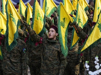 Ribuan orang disebuah desa selatan Khirbet Selm pada hari Selasa (9/1/2024) hadiri pemakaman komandan Hizbullah Wissam Al-Tawil yang tewas karena serangan pesawat tak berawak pada pasukan Israel sehari sebelumnya. (AP Photo/Hussein Malla)