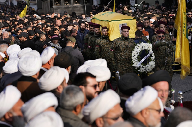 Ribuan orang disebuah desa selatan Khirbet Selm pada hari Selasa (9/1/2024) hadiri pemakaman komandan Hizbullah Wissam Al-Tawil yang tewas karena serangan pesawat tak berawak pada pasukan Israel sehari sebelumnya. (AP Photo/Hussein Malla) Ribuan orang disebuah desa selatan Khirbet Selm pada hari Selasa (9/1/2024) hadiri pemakaman komandan Hizbullah Wissam Al-Tawil yang tewas karena serangan pesawat tak berawak pada pasukan Israel sehari sebelumnya. (AP Photo/Hussein Malla)