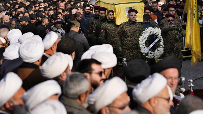 Ribuan orang disebuah desa selatan Khirbet Selm pada hari Selasa (9/1/2024) hadiri pemakaman komandan Hizbullah Wissam Al-Tawil yang tewas karena serangan pesawat tak berawak pada pasukan Israel sehari sebelumnya. (AP Photo/Hussein Malla)