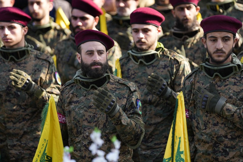 Ribuan orang disebuah desa selatan Khirbet Selm pada hari Selasa (9/1/2024) hadiri pemakaman komandan Hizbullah Wissam Al-Tawil yang tewas karena serangan pesawat tak berawak pada pasukan Israel sehari sebelumnya. (AP Photo/Hussein Malla) Ribuan orang disebuah desa selatan Khirbet Selm pada hari Selasa (9/1/2024) hadiri pemakaman komandan Hizbullah Wissam Al-Tawil yang tewas karena serangan pesawat tak berawak pada pasukan Israel sehari sebelumnya. (AP Photo/Hussein Malla)