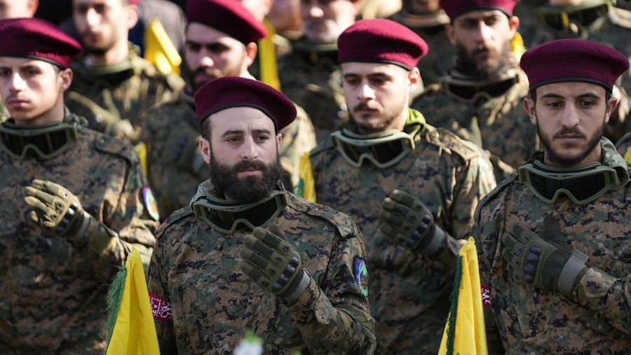 Ribuan orang disebuah desa selatan Khirbet Selm pada hari Selasa (9/1/2024) hadiri pemakaman komandan Hizbullah Wissam Al-Tawil yang tewas karena serangan pesawat tak berawak pada pasukan Israel sehari sebelumnya. (AP Photo/Hussein Malla)