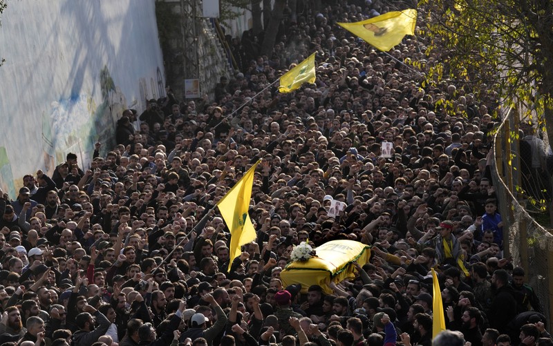 Ribuan orang disebuah desa selatan Khirbet Selm pada hari Selasa (9/1/2024) hadiri pemakaman komandan Hizbullah Wissam Al-Tawil yang tewas karena serangan pesawat tak berawak pada pasukan Israel sehari sebelumnya. (AP Photo/Hussein Malla) Ribuan orang disebuah desa selatan Khirbet Selm pada hari Selasa (9/1/2024) hadiri pemakaman komandan Hizbullah Wissam Al-Tawil yang tewas karena serangan pesawat tak berawak pada pasukan Israel sehari sebelumnya. (AP Photo/Hussein Malla)