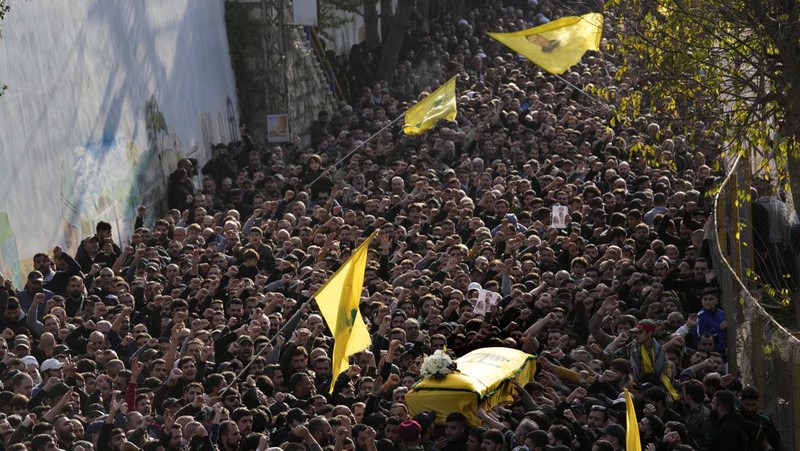 Ribuan orang disebuah desa selatan Khirbet Selm pada hari Selasa (9/1/2024) hadiri pemakaman komandan Hizbullah Wissam Al-Tawil yang tewas karena serangan pesawat tak berawak pada pasukan Israel sehari sebelumnya. (AP Photo/Hussein Malla)