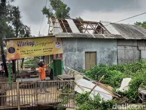 Dampak Angin Kencang Tumbangkan Tiang Listrik, 70 Rumah 2 Desa Sumenep Rusak