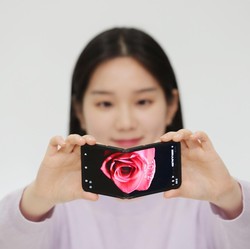 Terbaru! HP Samsung Bisa Dilipat ke Depan dan Belakang