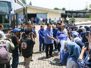 Syarief Hasan Dampingi SBY Kunjungi Pabrik Pembuatan Boneka di Cianjur