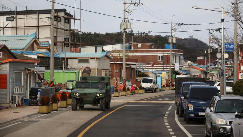 Marinir Korea Selatan berpatroli di Pulau Yeonpyeong, Korea Selatan, 8 Januari 2024. (REUTERS/KIM HONG-JI)