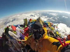 1 Foto Selfie yang Patahkan Teori Bumi Datar