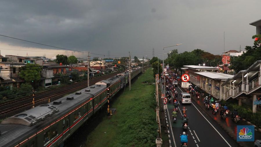 Suasana lalu lintas yang diselimuti awan hitam dan kemacetan di Kawasan Klender, Jakarta Timur, Rabu (10/1/2024). (CNBC Indonesia/Muhammad Sabki)