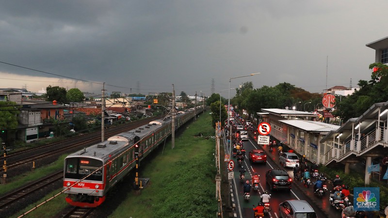 Suasana lalu lintas yang diselimuti awan hitam dan kemacetan di Kawasan Klender, Jakarta Timur, Rabu (10/1/2024). (CNBC Indonesia/Muhammad Sabki) Suasana lalu lintas yang diselimuti awan hitam dan kemacetan di Kawasan Klender, Jakarta Timur, Rabu (10/1/2024). (CNBC Indonesia/Muhammad Sabki)