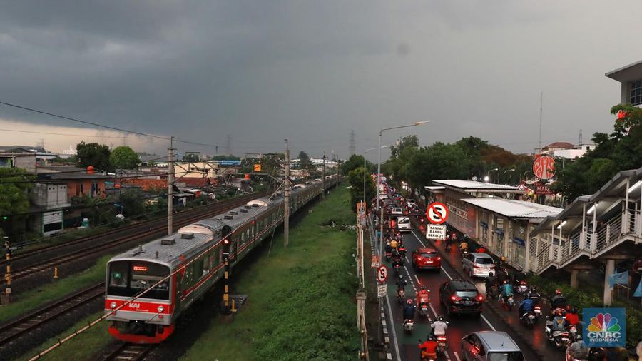 Suasana lalu lintas yang diselimuti awan hitam dan kemacetan di Kawasan Klender, Jakarta Timur, Rabu (10/1/2024). (CNBC Indonesia/Muhammad Sabki)