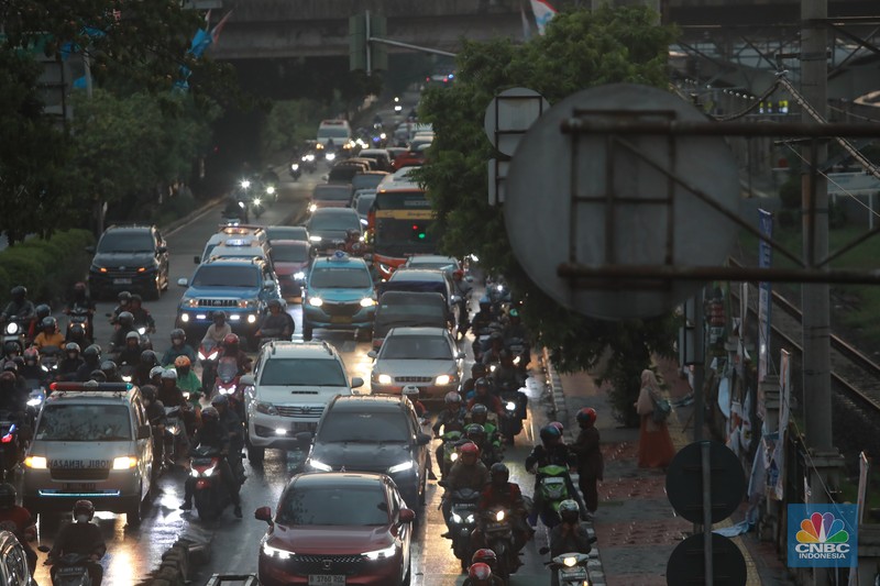 Suasana lalu lintas yang diselimuti awan hitam dan kemacetan di Kawasan Klender, Jakarta Timur, Rabu (10/1/2024). (CNBC Indonesia/Muhammad Sabki) Suasana lalu lintas yang diselimuti awan hitam dan kemacetan di Kawasan Klender, Jakarta Timur, Rabu (10/1/2024). (CNBC Indonesia/Muhammad Sabki)