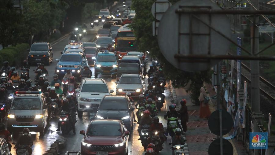 Suasana lalu lintas yang diselimuti awan hitam dan kemacetan di Kawasan Klender, Jakarta Timur, Rabu (10/1/2024). (CNBC Indonesia/Muhammad Sabki)