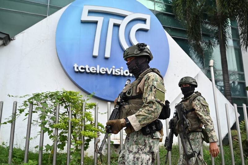 Petugas polisi menangkap salah satu pria bersenjata tak dikenal yang menyerbu ke dalam studio televisi milik negara TC saat siaran langsung, di Guayaquil, Ekuador, pada 9 Januari 2024, sehari setelah Presiden Ekuador Daniel Noboa mengumumkan keadaan darurat setelah melarikan diri dari penjara bos narco yang berbahaya. Petugas polisi menangkap salah satu pria bersenjata tak dikenal yang menyerbu ke dalam studio televisi milik negara TC saat siaran langsung, di Guayaquil, Ekuador, pada 9 Januari 2024, sehari setelah Presiden Ekuador Daniel Noboa mengumumkan keadaan darurat setelah melarikan diri dari penjara bos narco yang berbahaya. Suara tembakan terdengar di siaran langsung TV di Ekuador yang dilanda kekerasan ketika orang-orang bersenjata yang membawa senapan dan granat menyerbu studio tak lama setelah para gangster bersumpah akan melakukan