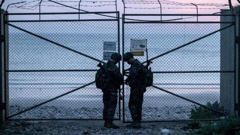 Marinir Korea Selatan berpatroli di Pulau Yeonpyeong, Korea Selatan, 8 Januari 2024. (REUTERS/KIM HONG-JI)